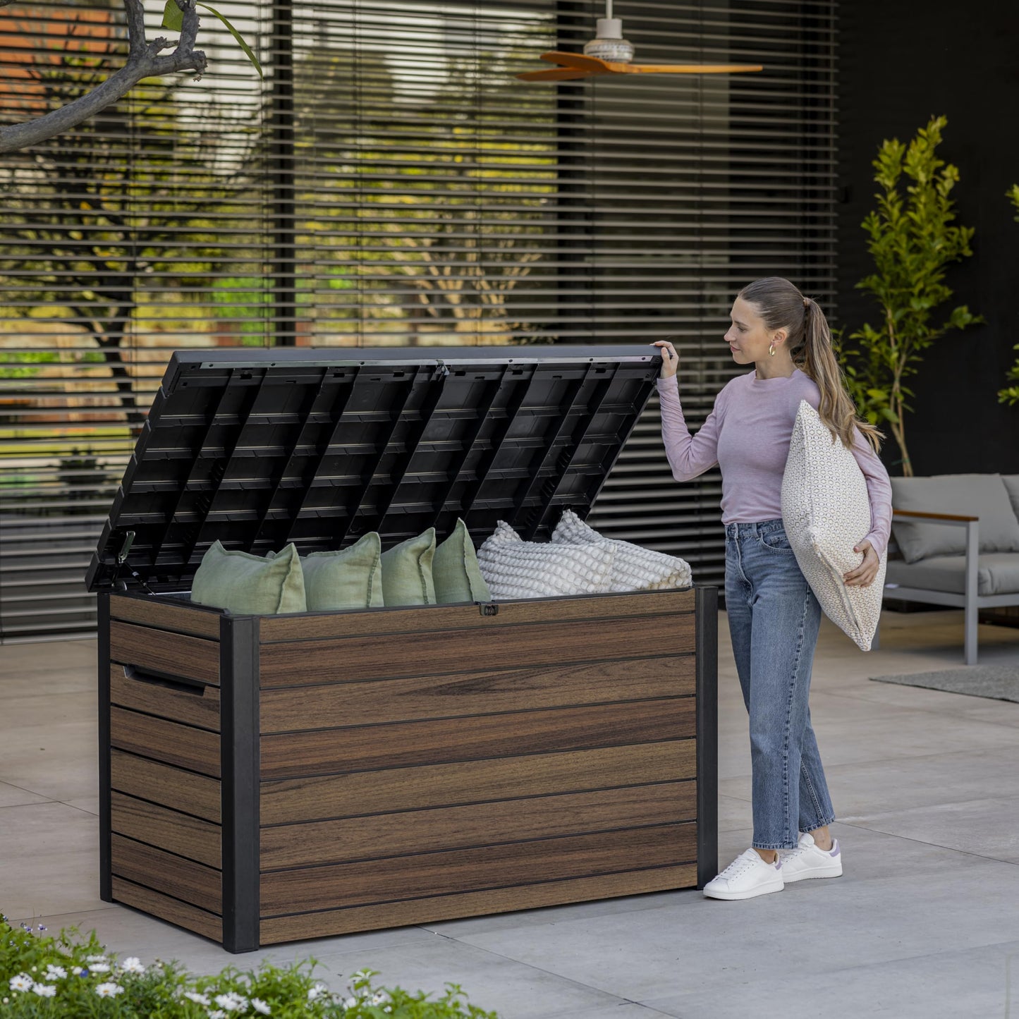 Keter Signature Ontario 870L Outdoor Storage Box – Rosewood | Weather‑Resistant Wood‑Look Storage Box with Lockable Lid, Extra Seating for 2, UV‑Protected Garden Storage